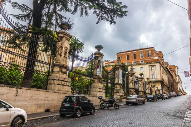палаццо барберини забор на via делле кваттро фонтане - palazzo barberini стоковые фото и изображения