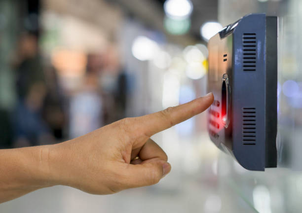 офицер сканирует отпечаток пальца для входа в систему безопасности. - biometrics accessibility control fingerprint стоковые фото и изображения