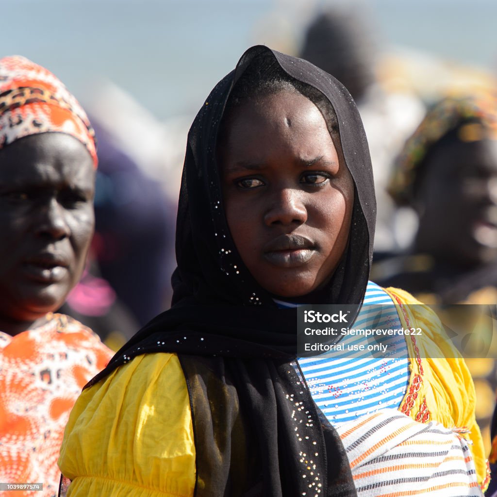 色の服とスカーフで正体不明のセネガル女性は大西洋の海岸に立ちます多くの Kayar の人々 はポートで動作します アフリカのストックフォト