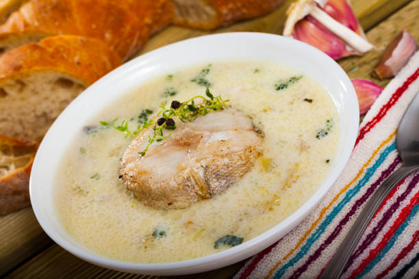 cremige schellfisch-suppe mit kräutern - merluza stock-fotos und bilder