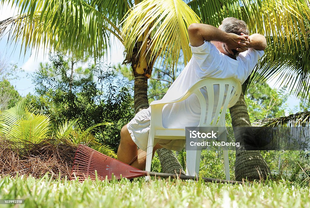 Homem maduro relaxar nas costas Campo - Royalty-free Jardim Particular Foto de stock