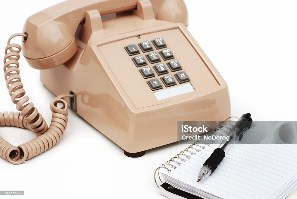 Telefone e caderno com caneta - Foto de stock de Bege royalty-free