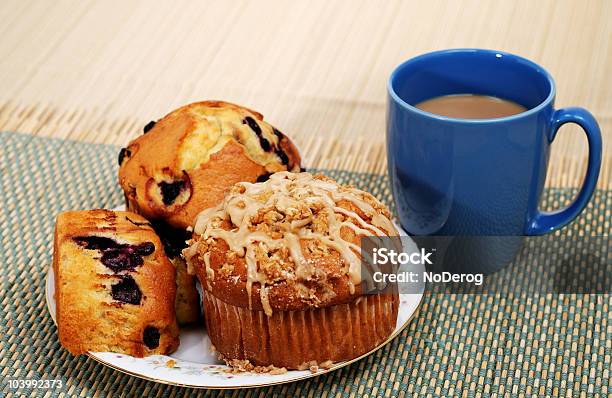 Kaffee Und Muffins Stockfoto und mehr Bilder von Alkoholfreies Getränk - Alkoholfreies Getränk, Amerikanische Heidelbeere, Blaubeermuffin