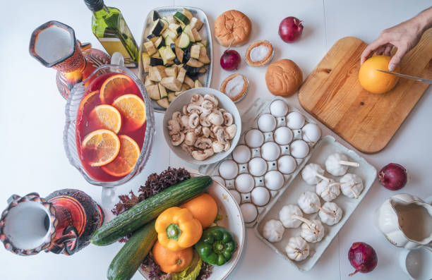 alimentos crus ingrediente com legumes e frutas, preparando-se para cozinhar - kitchen knife raw food food and drink fork - fotografias e filmes do acervo