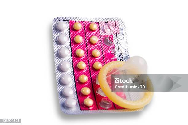 避妊薬とコンドーム - エイズのストックフォトや画像を多数ご用意 - エイズ, カットアウト, カプセル剤