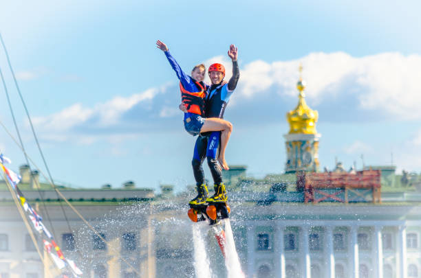 青い空を背景に devochkoy と選手 flybarless - keeping above water ストックフォトと画像