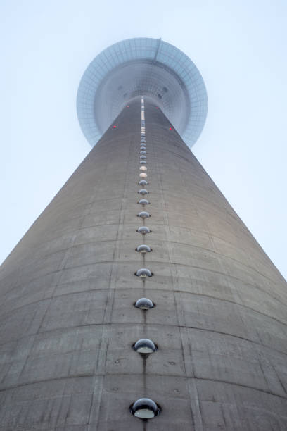 dusseldorf, alemania - televisión y telecomunicaciones de la torre - rhine river audio fotografías e imágenes de stock