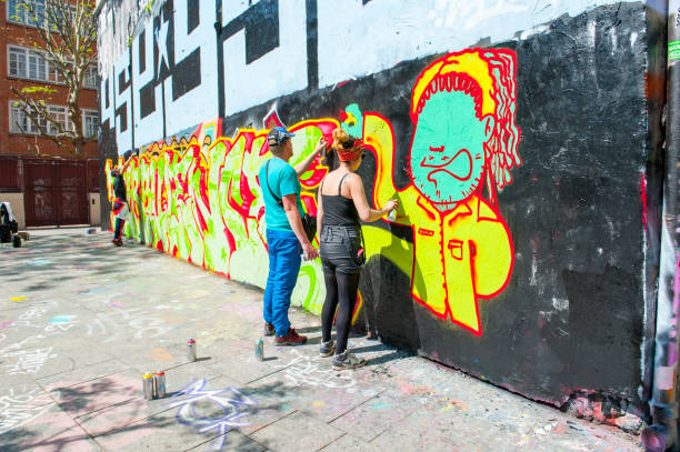 graffeurs - graffiti paintings men walking photos et images de collection
