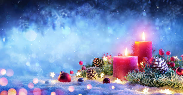 avvento di natale - candele rosse con ornamento sulla neve - christmas lights wreath christmas blue foto e immagini stock