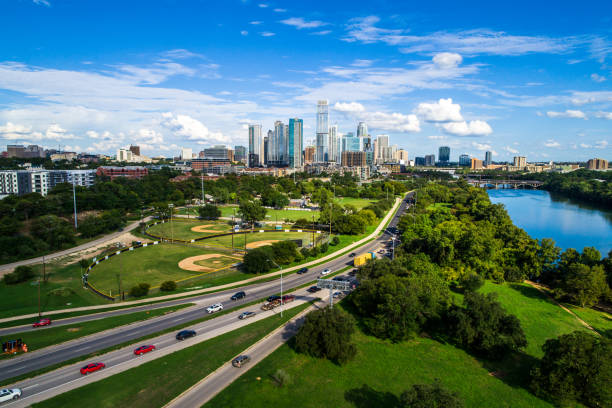 aerial drone view above ceaser chavez street heading towards downtown austin , texas - town imagens e fotografias de stock