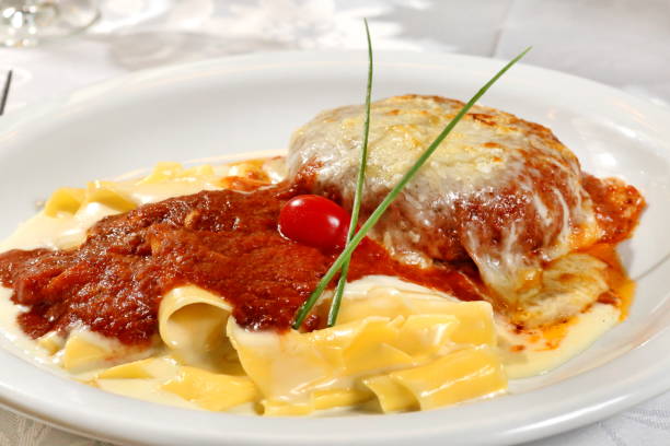 papardelle al ragu e polpetone - tomato sauce domestic kitchen meat cheese stock-fotos und bilder
