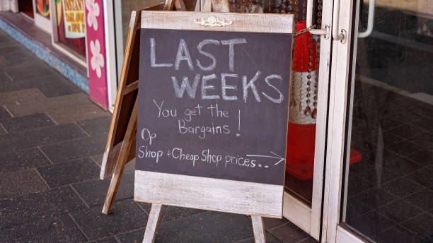 istock Business Closing Down Sale On City Sidewalk 1040017718