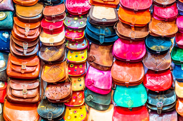 bunte lehrwerkzeuge handtaschen im souk von marrakesch - marokko - craft market morocco shoe stock-fotos und bilder