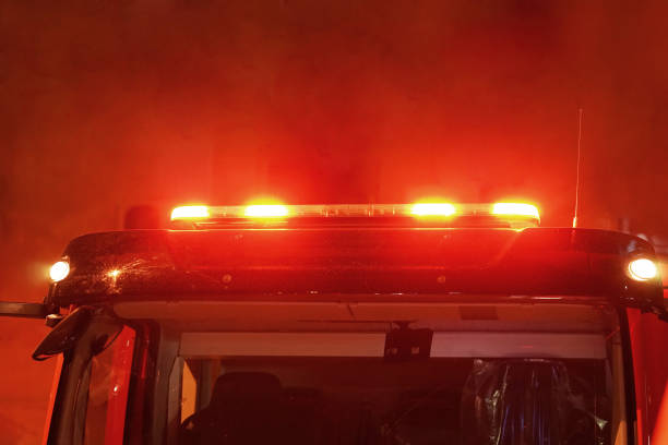 rode lichten op de top van brandweerwagen auto - brandweer stockfoto's en -beelden