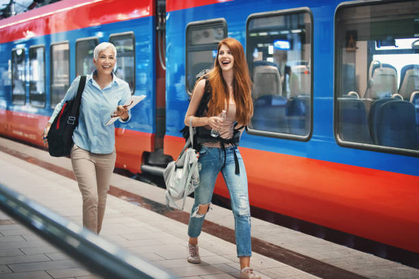 versuchen, eine bahnfahrt zu fangen. - train subway station people subway train stock-fotos und bilder