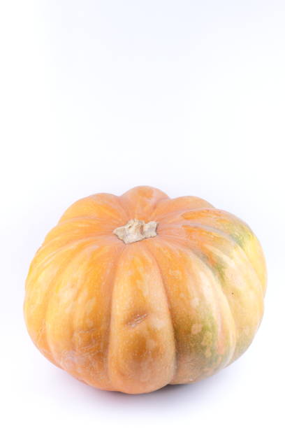 白い背景の上のカボチャ。孤立したカボチャ。オレンジ色の野菜をクローズ アップ。健康食品。ハロウィーン - photography close up side view halloween ストックフォトと画像