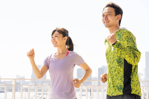 sportivi asiatici che fanno jogging - gara di marcia veloce foto e immagini stock