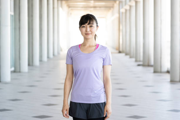 portrait de femme asiatique sportive relaxante - base runner photos et images de collection