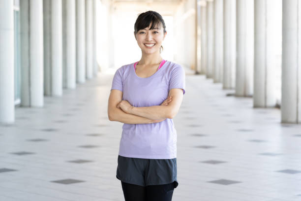 portrait de femme asiatique sportive relaxante - base runner photos et images de collection