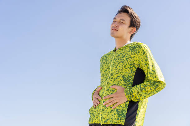 homme asiatique sportive dans le ciel bleu - base runner photos et images de collection