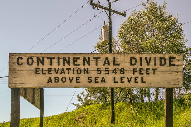 istock Wood Continental Divide Sign 1040141156