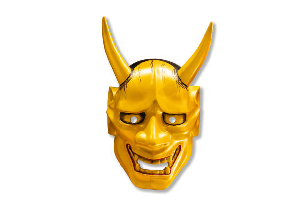 máscara de diabo dourado japonês tradicional kabuki máscara sobre fundo branco. zombe para arte. - dramatic make up - fotografias e filmes do acervo