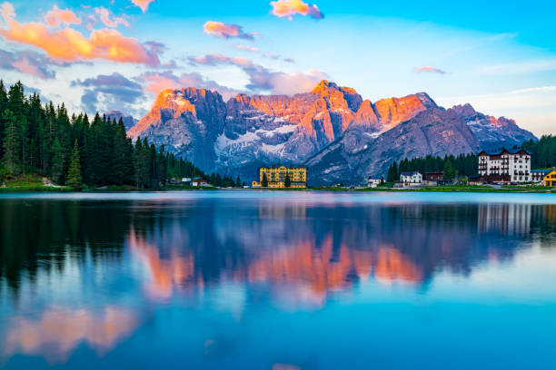 vista del lago misurina en cortina d ' ampezzo en la mañana - belluno veneto european alps lake fotografías e imágenes de stock