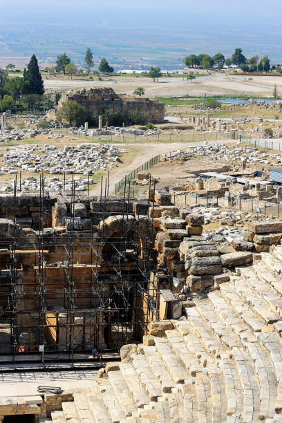 rovine del teatro nell'antica città di hierapolis turchia - light nobody coliseum vertical foto e immagini stock