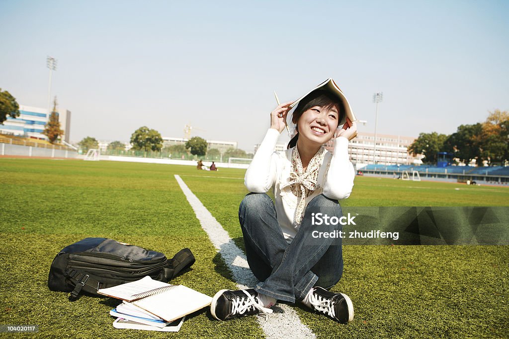 아시아판 여자아이 공부 야외 - 로열티 프리 공부 스톡 사진