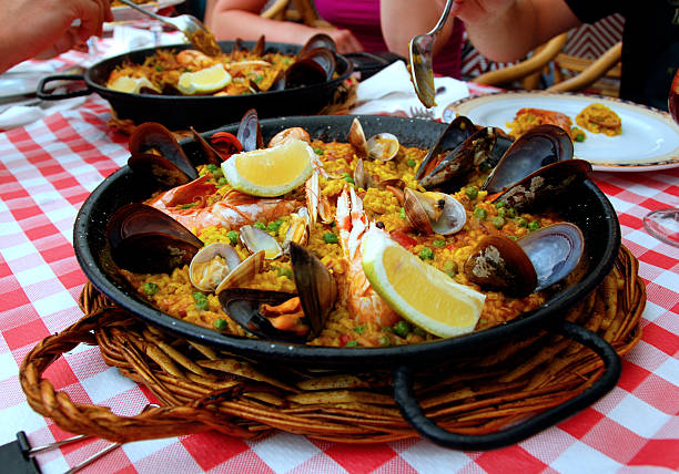 dans une poêle à paella - barcelone espagne photos et images de collection