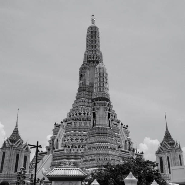 흑인과 백인 와트 아 룬-이 사원의 새벽, 태국 방콕의 오 층 탑. - wat arun buddhism temple stone 뉴스 사진 이미지