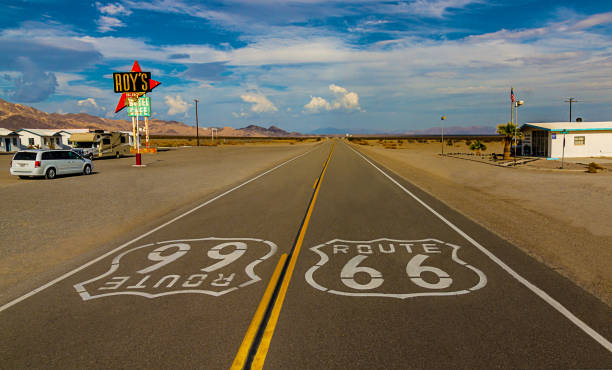 mundo famosa e histórica route 66 sinais na estrada no icônico roy do motel e cafe em amboy, na califórnia - route 66 sign hotel retro revival - fotografias e filmes do acervo