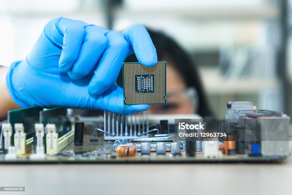 Close up retrato de la mano del ingeniero en informática es la celebración de equipo de la CPU - Foto de stock de Semiconductor libre de derechos
