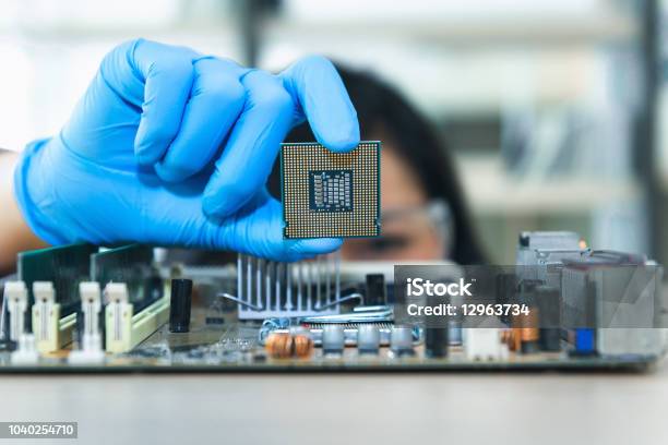 Close Up Retrato De La Mano Del Ingeniero En Informática Es La Celebración De Equipo De La Cpu Foto de stock y más banco de imágenes de Semiconductor