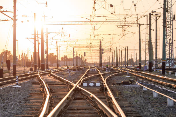 pusta stacja sortowni kolejowej lub terminal z dużą ilością juncti - railroad track direction choice transportation zdjęcia i obrazy z banku zdjęć