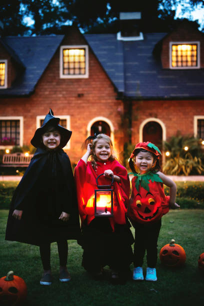 kleine kinder süßes oder saures - trick or treat stock-fotos und bilder