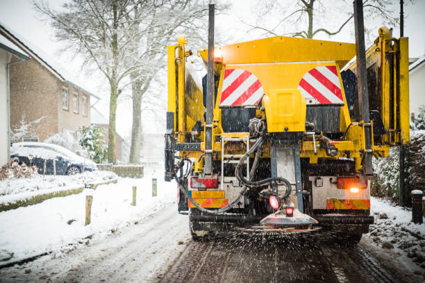 caminhão de manutenção de estrada inverno espalhar sal - snowplow snow blizzard truck - fotografias e filmes do acervo