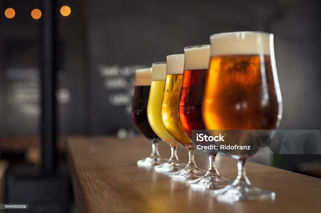 Birra alla spina in bicchieri - Foto stock royalty-free di Birra