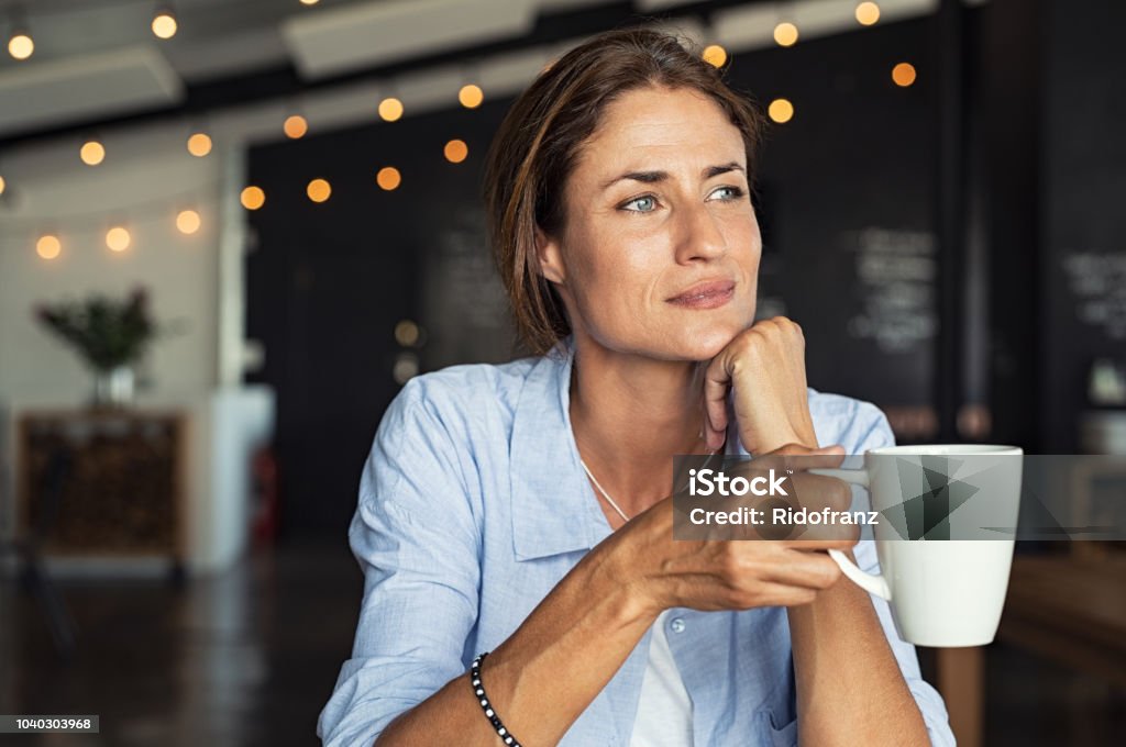 Madura mulher bebendo café - Foto de stock de Mulheres royalty-free