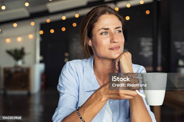 Foto de Madura Mulher Bebendo Café e mais fotos de stock de Mulheres - Mulheres, Só Uma Mulher, Contemplação