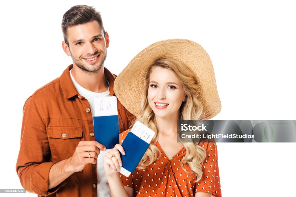 Retrato De Sonriente Pareja Mostrar Pasaportes Y Boletos En Manos Aislados En Blanco Foto de stock y más banco de imágenes de Adulto - iStock Retrato De Sonriente Pareja Mostrar Pasaportes Y Boletos En Manos Aislados En Blanco Foto de stock y más banco de imágenes de Adulto - iStock