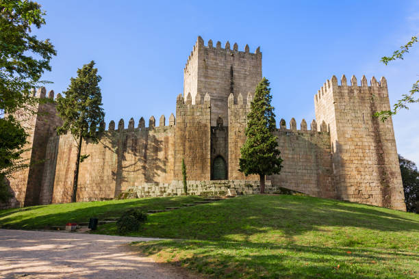 castelo de guimaraes castle. berühmteste burg in portugal. - the ramparts stock-fotos und bilder