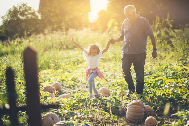 verbringt zeit mit opa ist der beste. - child jumping vegetable food stock-fotos und bilder