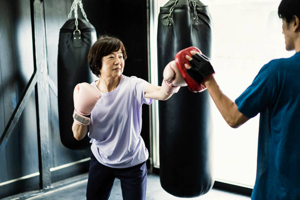 수석 성인 여자 복싱 체육관에서 코치와 함께 훈련 - boxing women gym aspirations 뉴스 사진 이미지