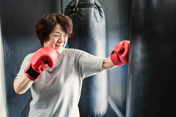 수석 성인 여자 복싱 체육관에서 훈련 - boxing women gym aspirations 뉴스 사진 이미지