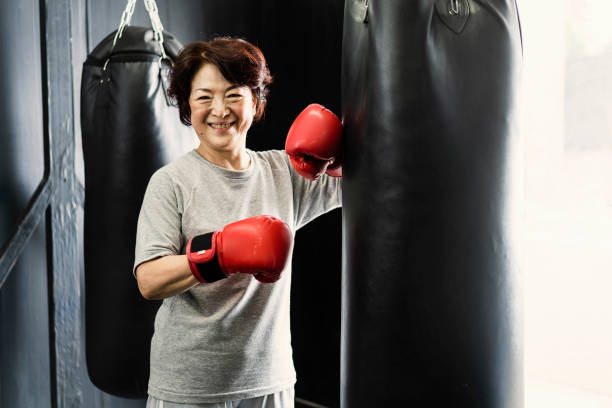 수석 성인 여자 복싱 체육관에서 훈련 - boxing women gym aspirations 뉴스 사진 이미지
