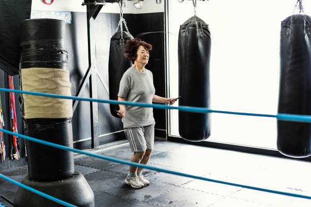 권투 체육관에서 훈련 하는 수석 성인 여성 - boxing women gym aspirations 뉴스 사진 이미지