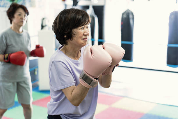 수석 성인 여성 복싱 체육관에서 남자 강사와 함께 훈련 - boxing women gym aspirations 뉴스 사진 이미지