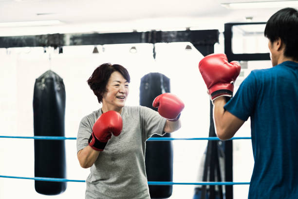 수석 성인 여성 복싱 체육관에서 남자 강사와 함께 훈련 - boxing women gym aspirations 뉴스 사진 이미지