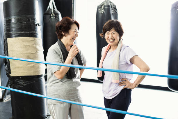 고위 여자 권투 체육관에서 친구와 함께 얘기 - boxing women gym aspirations 뉴스 사진 이미지